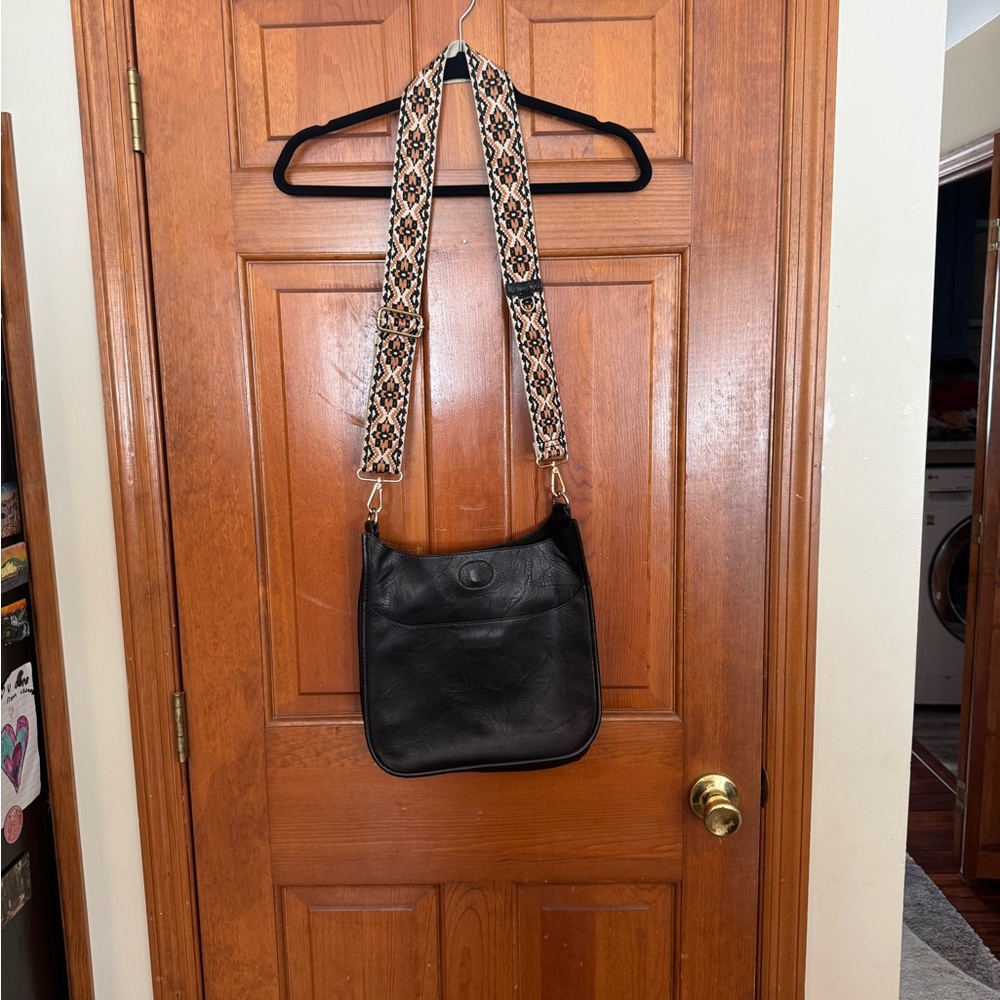 Elegant Black Leather Shoulder Bag with Patterned Strap